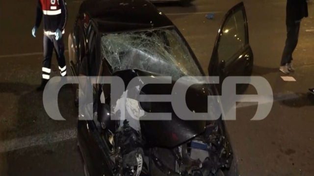 Σοβαρό τροχαίο στη Λεωφόρο Συγγρού! Αυτοκίνητο έπεσε πάνω σε κολώνα – Ο οδηγός απεκλωβίστηκε από τη θέση του συνοδηγού (Video)