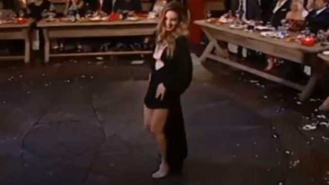 Όπως δεν την έχετε ξαναδεί: Η Αθηνά Οικονομάκου χορεύει τσιφτετέλι και «γονατίζει» τους πάντες