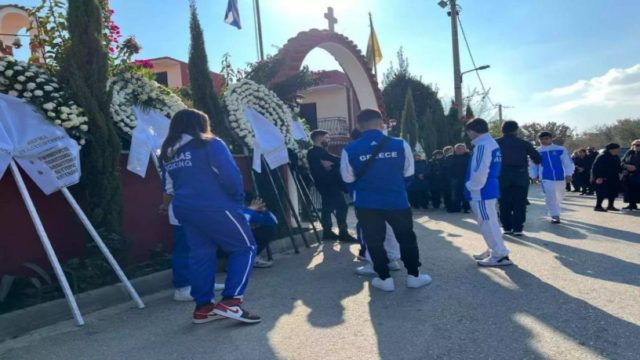 Βασίλης Τόπαλος: Το τελευταίο «αντίο» στον 16χρονο πρωταθλητή Ευρώπης – Με τις φόρμες της Εθνικής οι συναθλητές του (photo)
