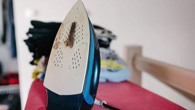 Βρόμικο σίδερο ρούχων: Μαγειρική σόδα και άλλα 2 άγνωστα υλικά που «εξολοθρεύουν» τους λεκέδες