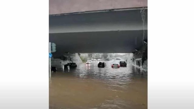 Εγκλωβίστηκαν αυτοκίνητα στην υπόγεια διάβαση της Σπύρου Λούη στο Μαρούσι!