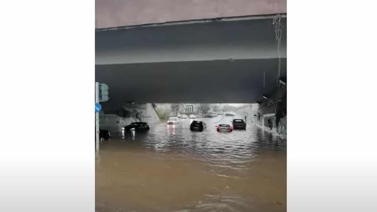 Εγκλωβίστηκαν αυτοκίνητα στην υπόγεια διάβαση της Σπύρου Λούη στο Μαρούσι!