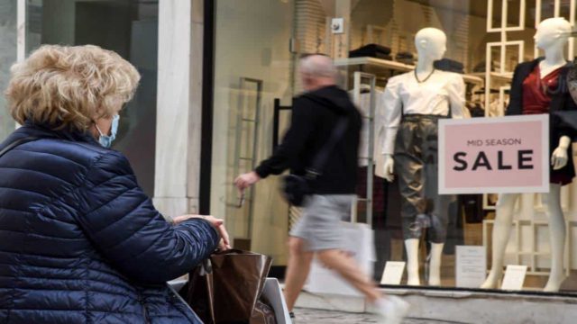 Πότε ξεκινούν οι χειμερινές εκπτώσεις – Ποιες Κυριακές του 2023 θα είναι ανοιχτά τα μαγαζιά;