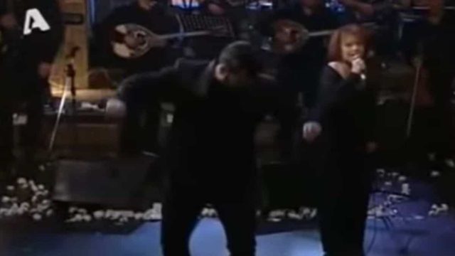 Ο Παντελής Παντελίδης χορεύει το τελευταίο ζεϊμπέκικο της ζωής του – Μέχρι και σήμερα η γη «τρίζει» με το λεβέντικο χορό του