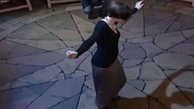 Ανατριχιαστικό ζεϊμπέκικο: Γυναίκα χορεύει και καταχειροκροτείται – Το βίντεο έχει ξεπεράσει το μισό εκατ. προβολές!