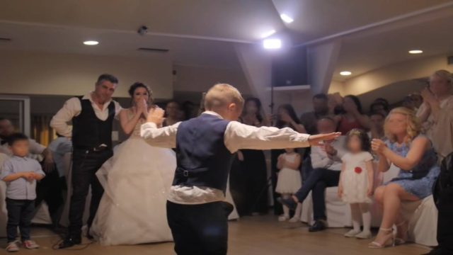 Το συγκλονιστικό ζεϊμπέκικο πιτσιρικά σε γάμο, που έκανε τη νύφη να κλαίει