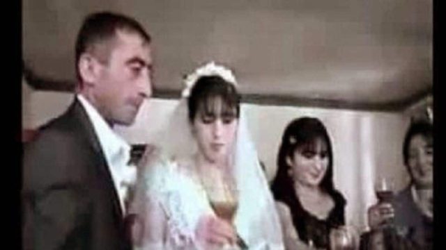 Θα κλάψετε από τα γέλια: Ο γαμπρός και η νύφη προσπαθούν να πιουν κρασί σταυρωτά… το αποτέλεσμα είναι απολαυστικό! (video)