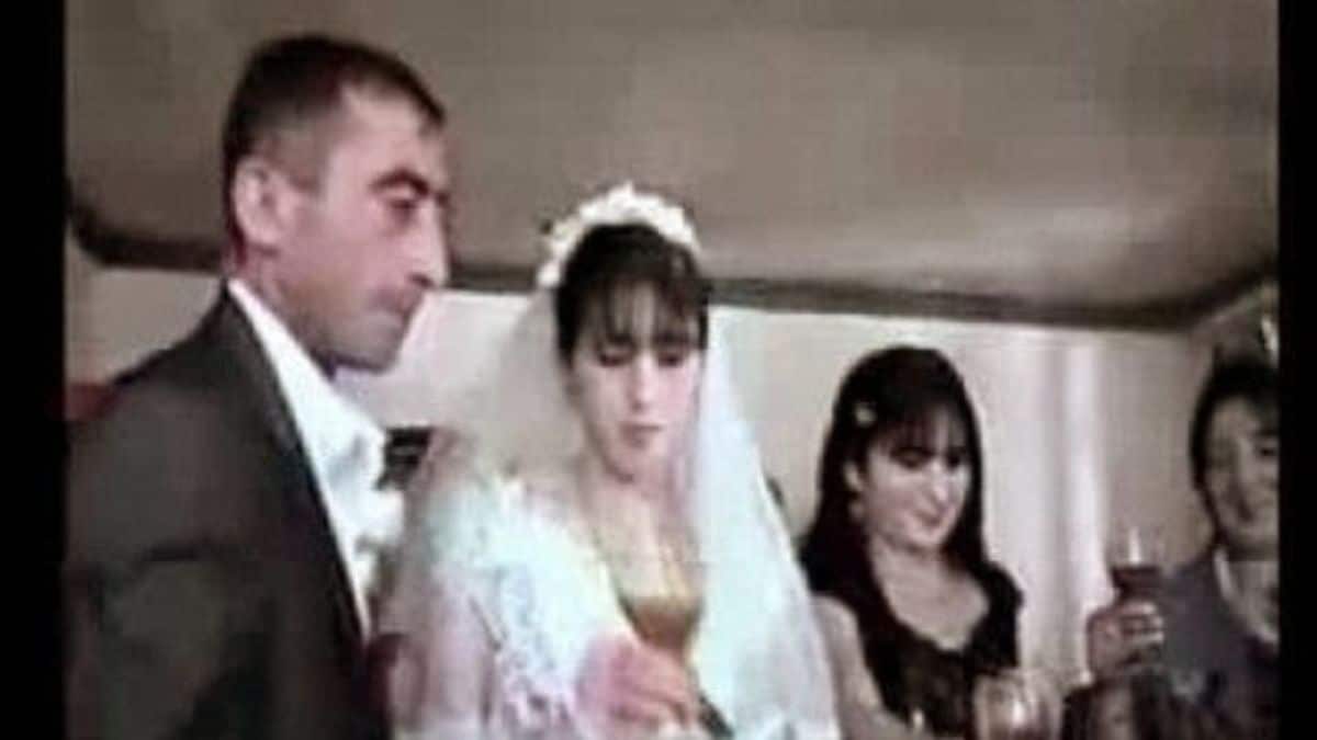 Θα κλάψετε από τα γέλια: Ο γαμπρός και η νύφη προσπαθούν να πιουν κρασί σταυρωτά… το αποτέλεσμα είναι απολαυστικό! (video)