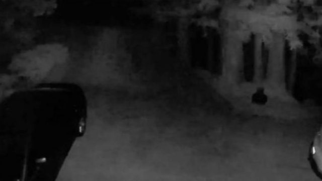 Τσέκαραν την κάμερα ασφαλείας στην αυλή τους – «Πάγωσαν» μ’ αυτό που είδαν (Video)