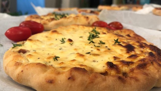 “Μελένια” γεύση: Ανοιχτή τυρόπιτα με καραμελωμένα κρεμμύδια, γιαούρτι και 2 τυριά