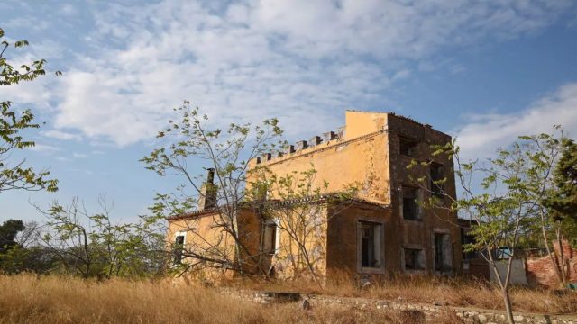 Ένα αλλιώτικο αξιοθέατο: Ο άγνωστος κίτρινος πύργος της Αττικής και η εντυπωσιακή ιστορία του