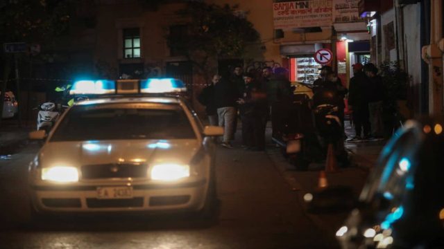 Ανατολική Αττική: Συμπλοκή μεταξύ δεκάδων νεαρών σε πασίγνωστο εμπορικό κέντρο με τραυματίες