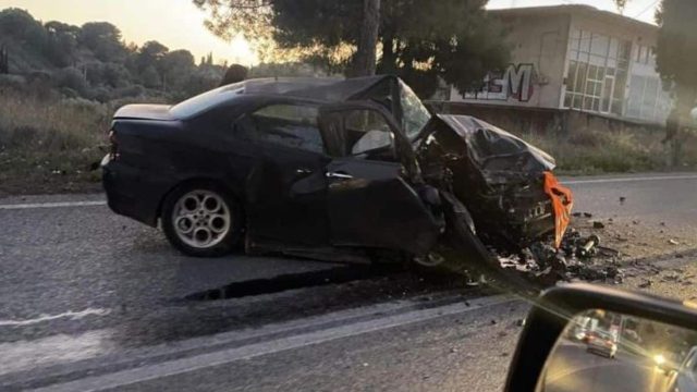 Σοβαρό τροχαίο στο Πόρτο Ράφτη: ΙΧ καρφώθηκε σε δέντρο!