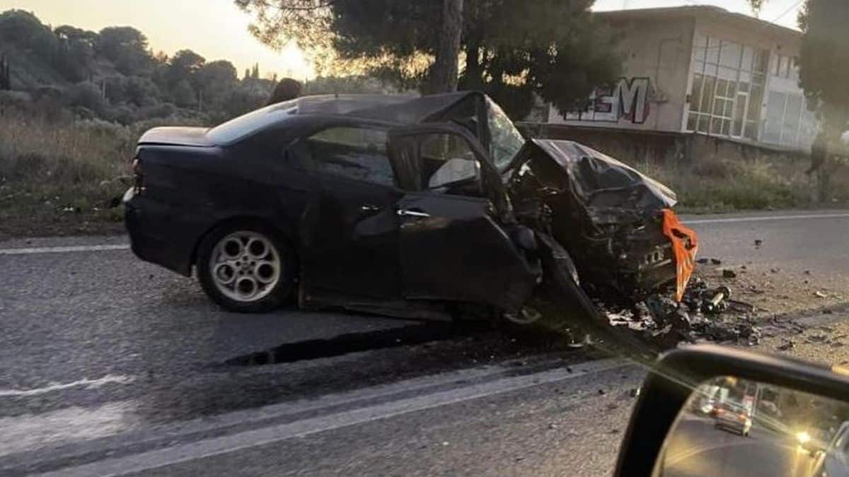 Σοβαρό τροχαίο στο Πόρτο Ράφτη: ΙΧ καρφώθηκε σε δέντρο!