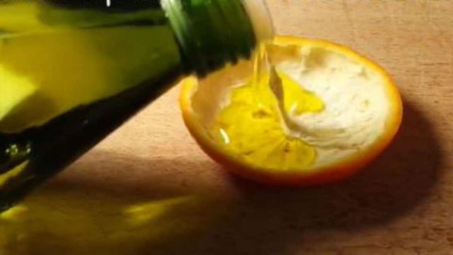 Πήρε μια φλούδα πορτοκάλι και έριξε μέσα ελαιόλαδο – Μόλις δείτε το αποτέλεσμα θα “μείνετε”