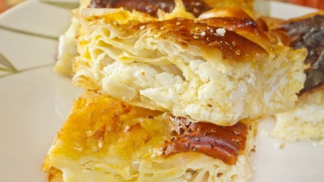 Η αφράτη τυρόπιτα της… τεμπέλας! Φτιάχνεται με μόλις 4 υλικά σε χρόνο ντε τε