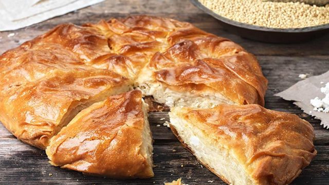 Τυρένια έκρηξη: Τυρόπιτα με γιαούρτι, φέτα και κρατσανιστό φύλλο έτοιμη σε 10′