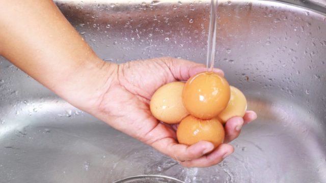 Ιδού η απορία: Πρέπει ή όχι να πλένουμε τα αυγά πριν μαγειρευτούν;