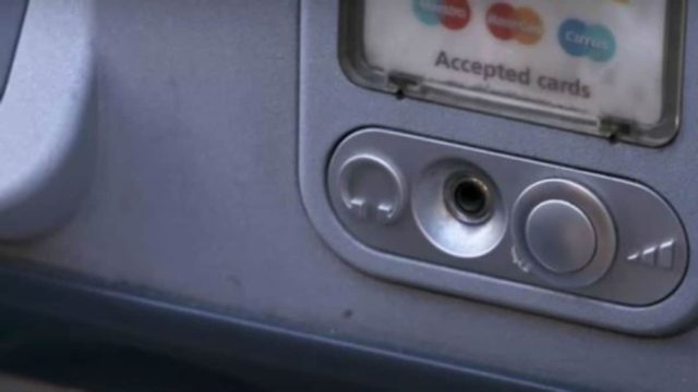 «Κουφαθήκαμε»: Το απίστευτο κόλπο για να βγάλετε χρήματα από το ΑΤΜ με τη βοήθεια ακουστικών!