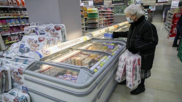 «Γονατίζουν» τα νοικοκυριά από την ακρίβεια: Γιατί συνεχίζονται οι ανατιμήσεις στα τρόφιμα – Πότε αναμένονται οι πρώτες μειώσεις