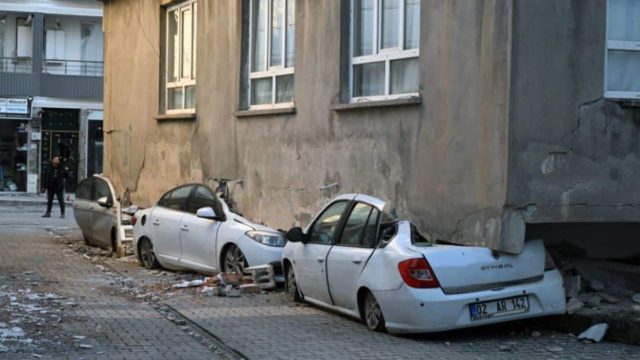 Ο σεισμός στην Τουρκία «σήκωσε» κτίριο και το… πάρκαρε πάνω σε αυτοκίνητα! Απίστευτες φωτογραφίες
