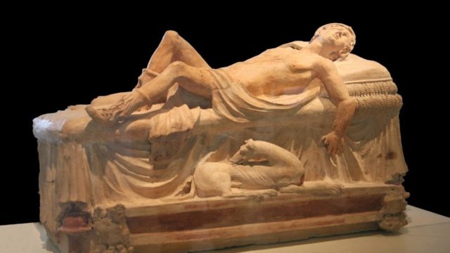 Ούτε εγκεφαλικά, ούτε εμφράγματα για τους Αρχαίους Έλληνες: «Θάνατος από αφροδίσια, αλκοολισμό και…»