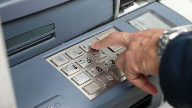 Απόφαση-έκπληξη ελληνικής τράπεζας για τα ΑΤΜ: Όσα αλλάζουν και πρέπει να γνωρίζουμε