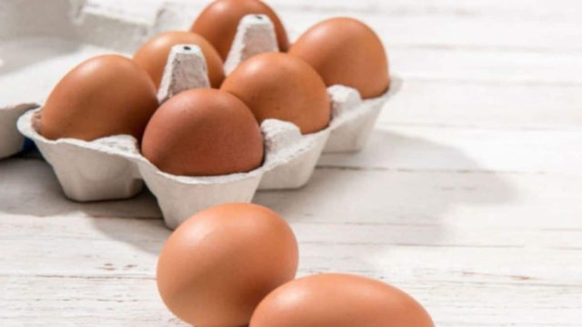 Αγόρασε αυγά από το σούπερ μάρκετ και αντίκρισε… Συμβαίνει μια φορά στα 25.000.000