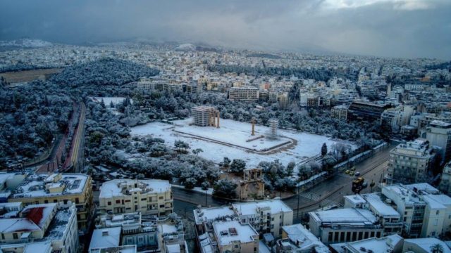 Εντυπωσιάζει από ψηλά η χιονισμένη Αθήνα – Στα λευκά «ντύθηκαν» Ακρόπολη, Σύνταγμα, Καλλιμάρμαρο