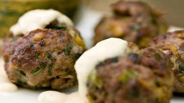 Το μυστικό των διατροφολόγων: Πήρε και έβαλε γιαούρτι στο μείγμα για τα μπιφτέκια και το αποτέλεσμα είναι ονειρικό