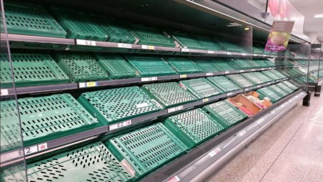 Πού πήγαν οι ντομάτες; Άδεια τα ράφια με τα λαχανικά στα σούπερ μάρκετ!