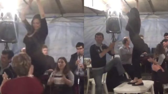 Να ζήσουν τα κλαρίνα: Μελαχρινή κούκλα ανεβαίνει στο τραπέζι να χορέψει τσιφτετέλι και όλη η ορχήστρα “προσκυνά”
