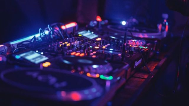 Βασίλης Πράπας: Ο Έλληνας DJ που αναδείχθηκε πρώτος ανάμεσα σε 600 συμμετέχοντες σε παγκόσμιο διαγωνισμό