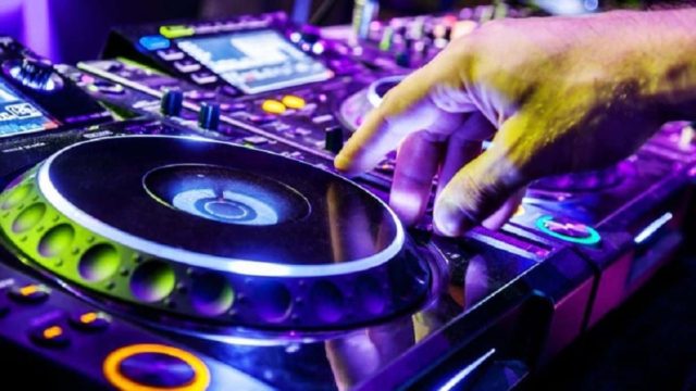 Θρίλερ στη Γλυφάδα: Γνωστός DJ “έσπασε” στο ξύλο πρώην σύντροφό του σε κλαμπ & προσπάθησε να κόψει το αυτί στον νυν της – Πήγε στην Αστυνομία μέσα στα αίματα