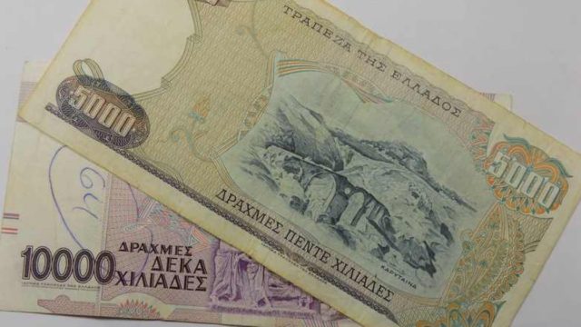 Καλύτερα με το ευρώ: Αυτή θα ήταν η ισοτιμία αν γυρίζαμε σήμερα στη δραχμή – Αδιανόητο το κόστος σε όλα τα προϊόντα