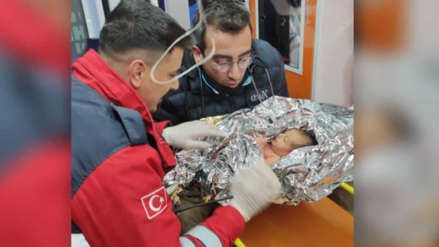 Σεισμός στην Τουρκία: Μωρό 10 ημερών διασώθηκε με τη μητέρα του μετά από 90 ώρες