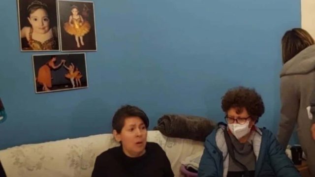 Εικόνες ντροπής στον Άγιο Παντελεήμονα: Πήγαν να κάνουν έξωση σε γυναίκα με αναπηρία – «Σε πέντε λεπτά ετοιμάσου, φεύγεις»