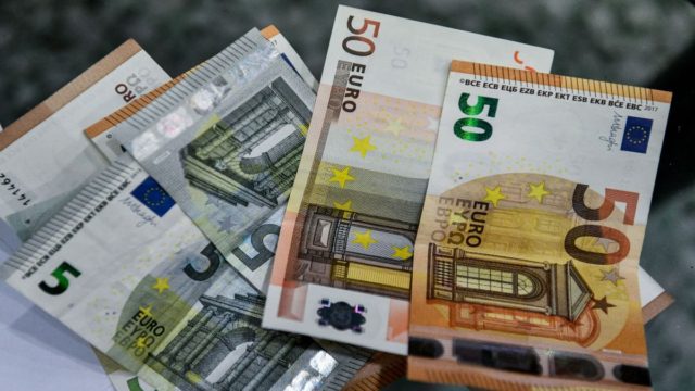 «Βροχή» οι αιτήσεις για επίδομα 600 ευρώ – Ποιοι εισπράττουν το πολυπόθητο ποσό