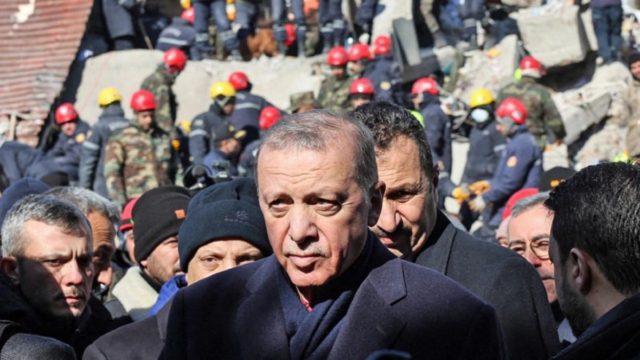 Φουντώνουν τα σενάρια για αναβολή των εκλογών στην Τουρκία μετά τον σεισμό: «Ερντογάν, φοβάσαι» – Πυρά της αντιπολίτευσης