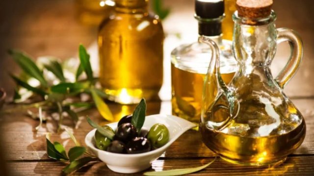 Μιλάνε οι ειδικοί: Ποια είναι η διαφορά του έξτρα παρθένου από το ελαιόλαδο – Πώς το ξεχωρίζουμε