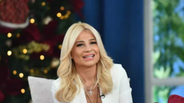 Τεραστίων διαστάσεων: Αυτό είναι το πολυτελές αυτοκίνητο της Φαίης Σκορδά (photo)