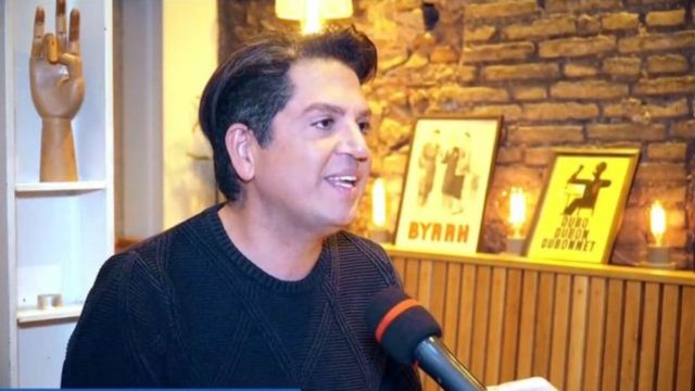 Μαινόμενος «ταύρος» ο Γιάννης Πουλόπουλος: «Με έχουν απατήσει – Του πέταξα ένα ποτήρι κρασί στο…»