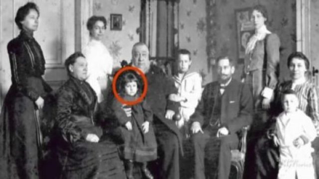 Οι γονείς της κοιτάζουν την παλιά φωτογραφία και «παγώνουν» – Αυτό που βλέπουν αποκλείεται να είναι αλήθεια