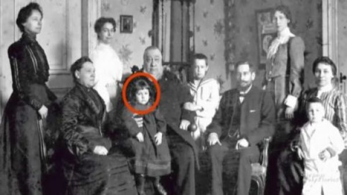 Οι γονείς της κοιτάζουν την παλιά φωτογραφία και «παγώνουν» – Αυτό που βλέπουν αποκλείεται να είναι αλήθεια