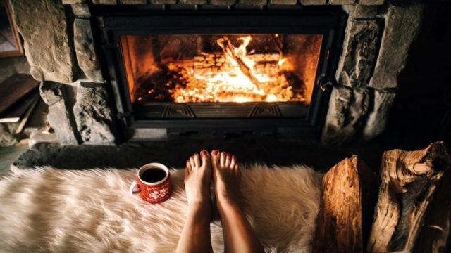 Χαλί για τζάκι: Όλα όσα πρέπει να γνωρίζετε πριν επιλέξετε – Tips για να μην μαυρίσει από την στάχτη
