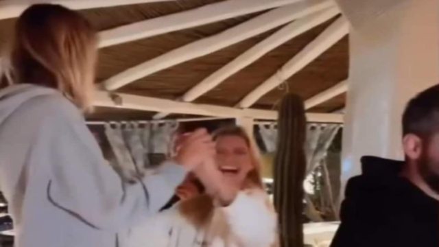Aναστέναξαν μέχρι και τα τραπέζια: Ξανθές κουκλάρες χορεύουν τσιφτετέλι και βάζουν “φωτιά”
