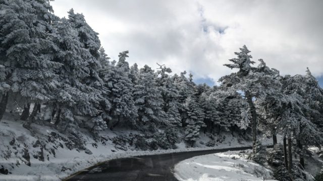 Καιρός σήμερα 5/2: Η «Μπάρμπαρα» σαρώνει την Ελλάδα με χιόνια και πτώση της θερμοκρασίας – Συναγερμός της Αστυνομίας για οδηγούς και πεζούς