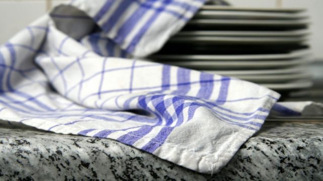 «Φρεσκαδούρα» οι πετσέτες της κουζίνας: 3 πανέξυπνοι τρόποι για να τις καθαρίσετε και να τις απολυμάνετε στη στιγμή
