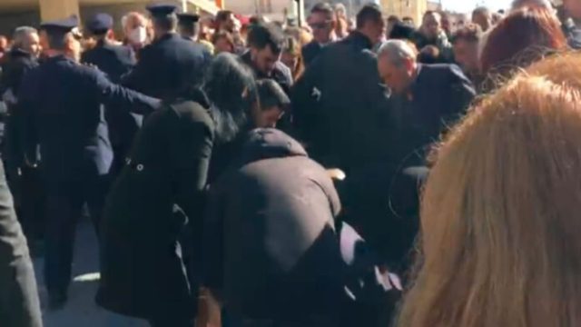 Πτώση Phantom στην Ανδραβίδα: Δραματικές στιγμές!  Λιποθύμησε μετά την κηδεία η μητέρα του υποσμηναγού Τουρούτσικα!