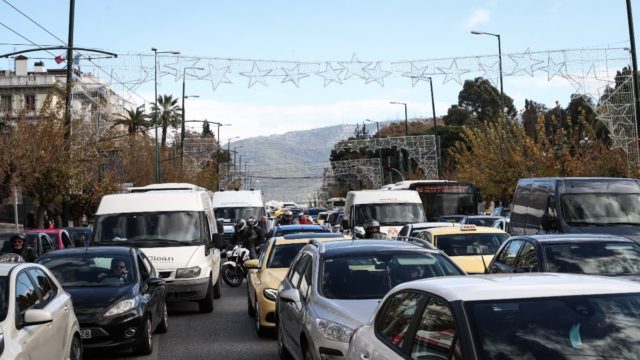 Κίνηση στους δρόμους: Τεράστια ταλαιπωρία για τους οδηγούς – Μια λωρίδα ανοιχτή στη Λ. Αθηνών λόγω θραύσης αγωγού της ΕΥΔΑΠ (photo)